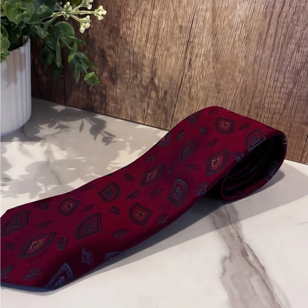 Elegant Maroon Patterned Tie